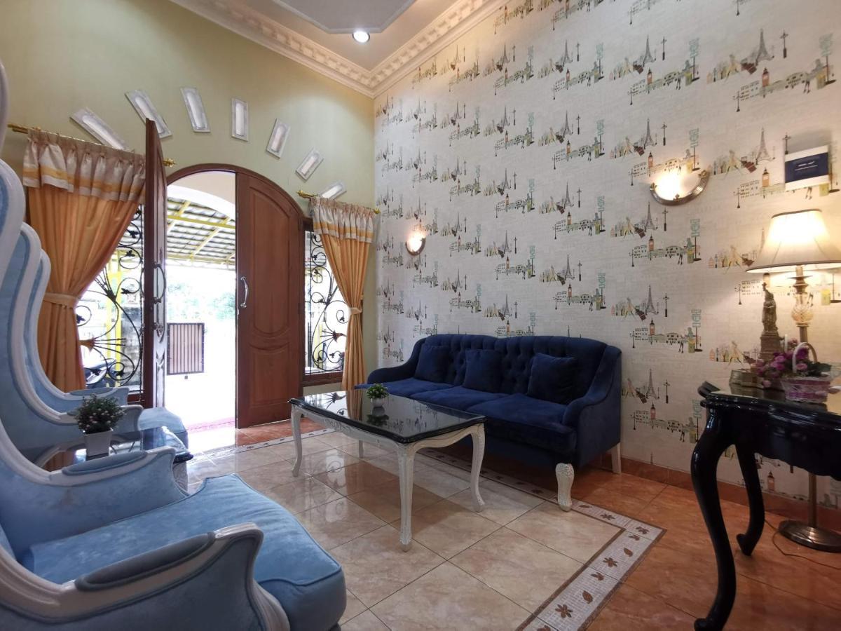 Nariska Suite Homestay Yogyakarta Extérieur photo